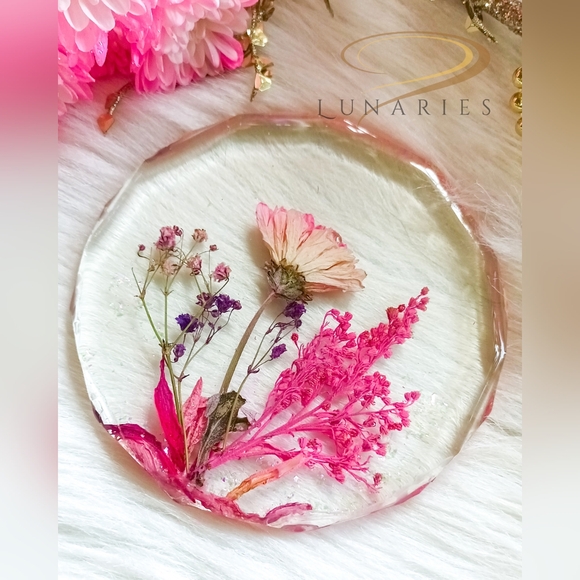 Blossom Musk Scented Soy Wax Candle with Wooden Wick and Botanicals - Picture 7 of 11